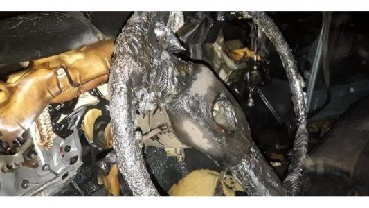 Brutalidad: vecinos incendiaron el auto de una doctora infectada con coronavirus