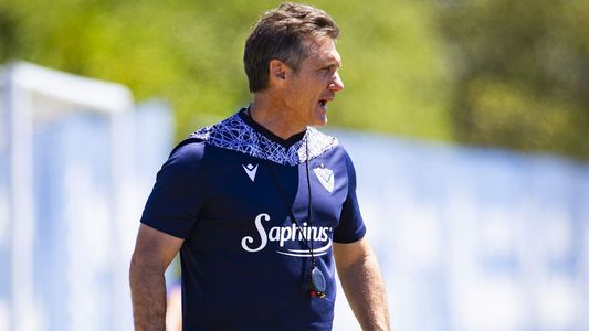 Insólito: una avioneta pasó por la práctica de Vélez y dejó un fuerte mensaje en la previa del duelo ante Boca