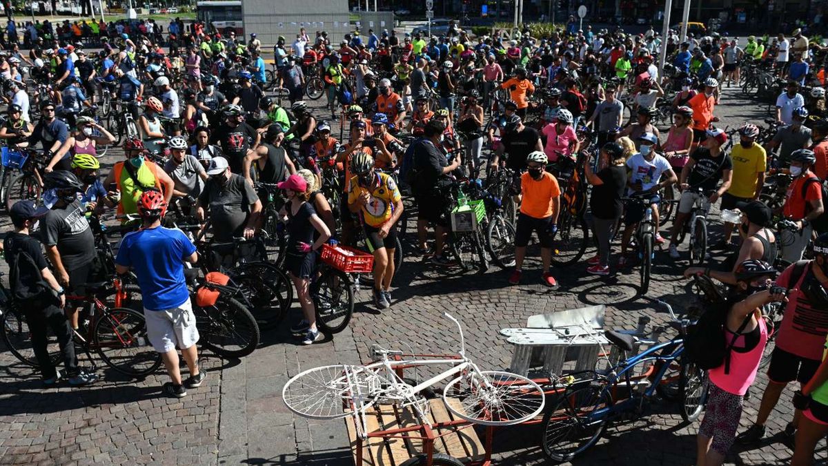 Una multitud se reuni&oacute; para colgar una bicicleta blanca en honor a la ciclista atropellada en Palermo. Foto: T&eacute;lam