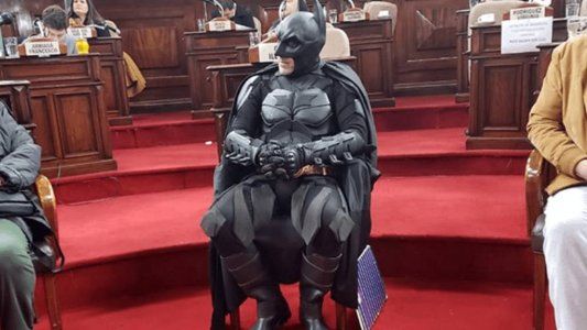 ¿Quién es y qué hace el Batman solidario que fue premiado en una La Plata a oscuras?