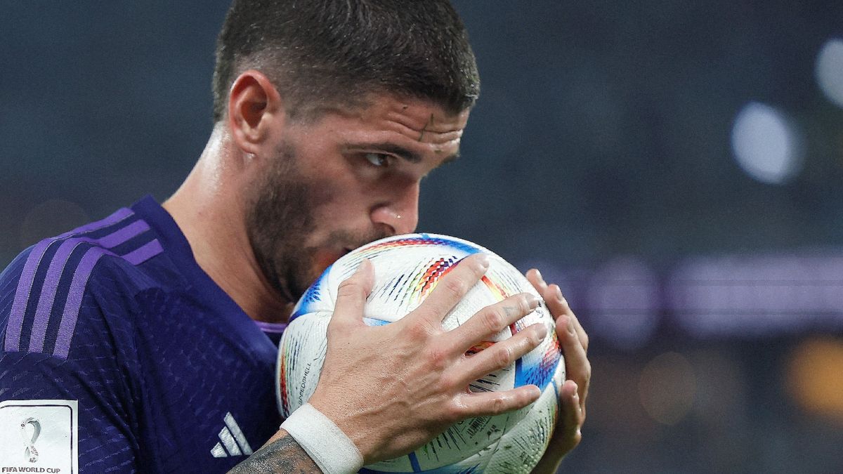 Rodrigo De Paul besa el balón en el la victoria argentina ante Polonia por 2-0. (Foto: EFE) 