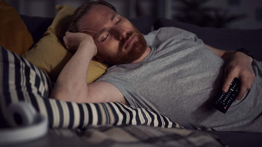 Qué significa cuando una persona se duerme mientras ve la televisión, según la psicología