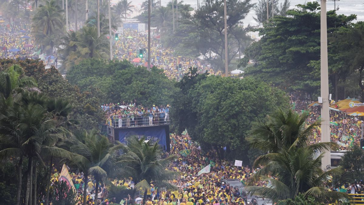Simpatizantes del candidato presidencial brasile&ntilde;o Flavio Bolsonaro, del Partido Liberal (PL). (Foto: Reuters)