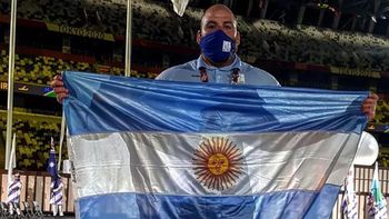 Atleta paralímpico se rapó la cabeza para apoyar a un niño con cáncer