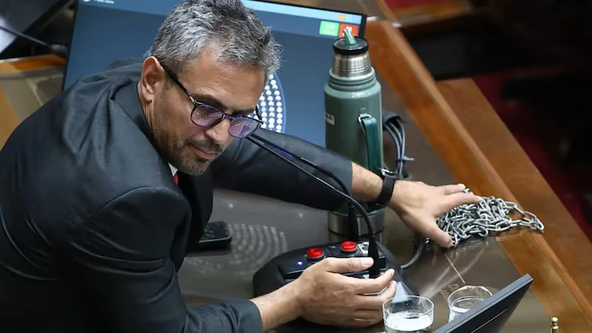Horacio Pietragalla le llevó cadenas al escritorio del presidente de la Cámara de Diputados, Martín Menem, simbolizando que esta ley quita libertad a los trabajadores. 