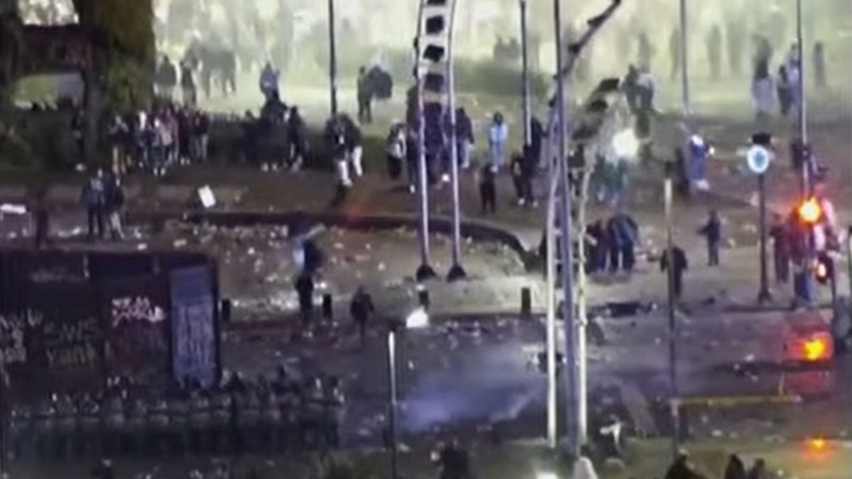Incidentes en el Obelisco tras la final del Mundial 2026: corridas, policías heridos y detenidos.. (Foto: captura A24)