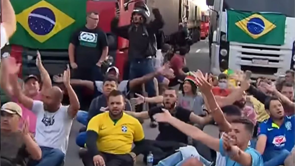 Los camioneros bolsonaristas siguen desafiando con los cortes de ruta (Foto: Captura de TV)