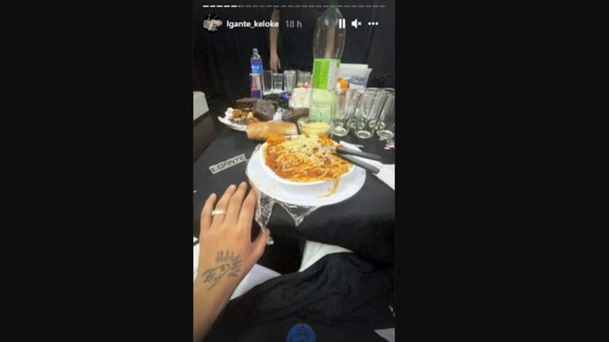 L-Gante mostr&oacute; a trav&eacute;s de sus historias de Instagram cu&aacute;l fue el men&uacute; que le sirvieron en su presentaci&oacute;n en Rosario el domingo pasado: Tallerines con estofado. Y sobre la mesa pueden verse botellas de agua mineral y saborizadas. Nada de alcohol.&nbsp;
