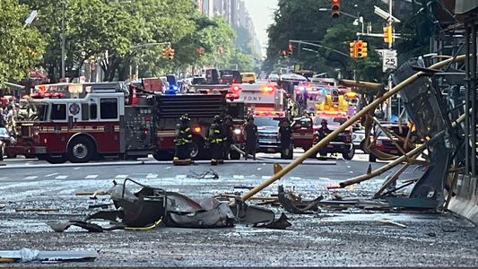 Video: colapsó una grúa, se incendió y cayó desde gran altura en pleno Manhattan