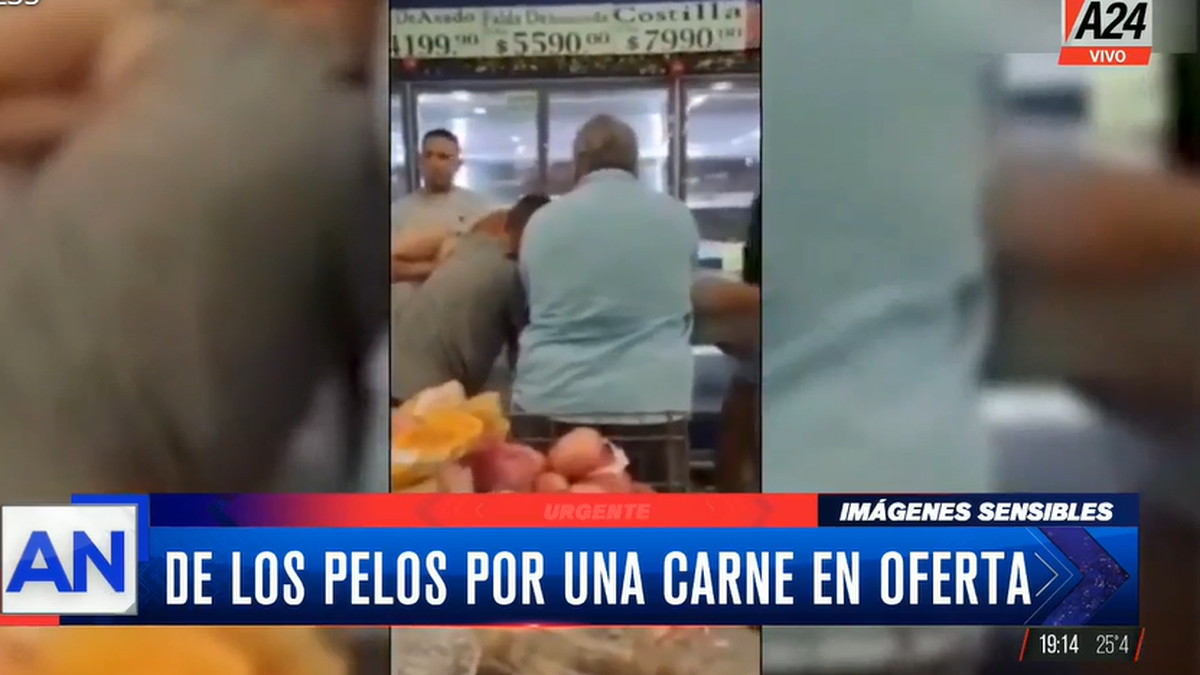 De los pelos en un supermercado por el precio de la carne. (Foto: captura A24)
