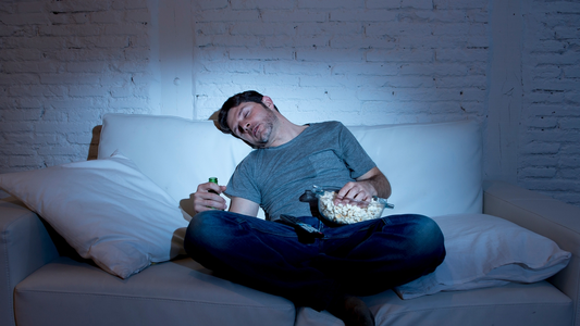 Los dos males de quedarse dormido frente al televisor