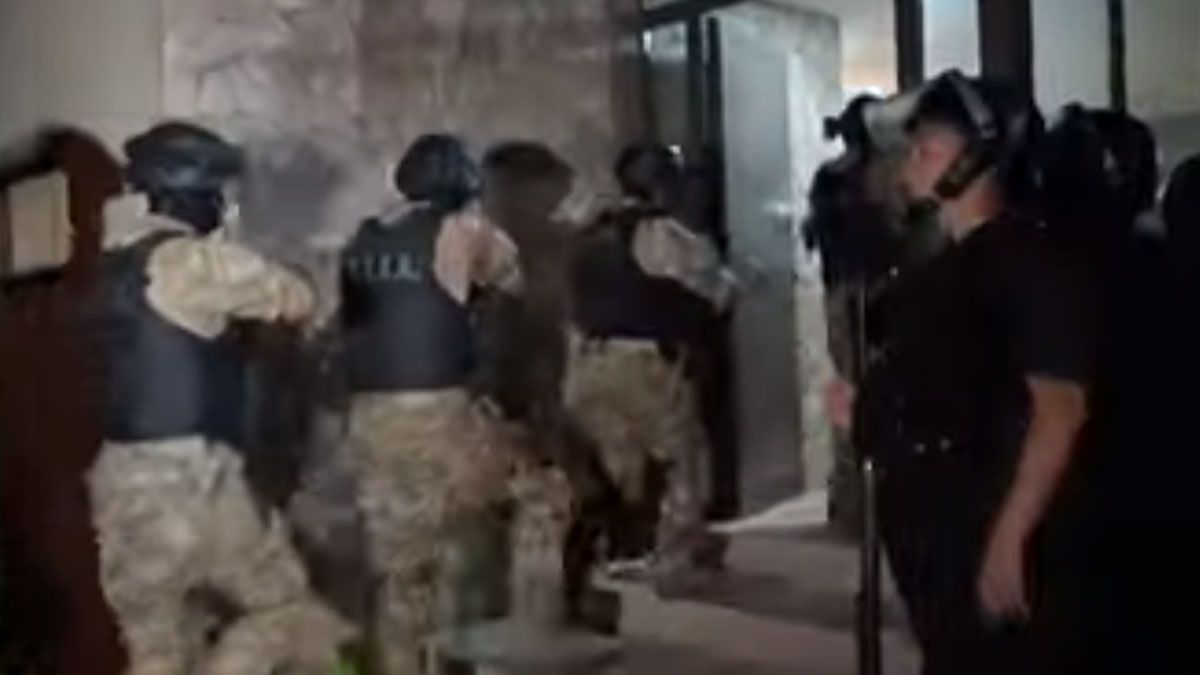 La policía ingresa en la casa de la esposa del prófugo narco de Ecuador, en la provincia de Córdoba. (Foto: Captura de TV)