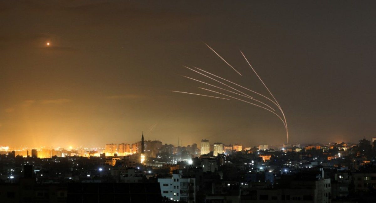 Una explosión ilumina el cielo luego de un ataque aéreo israelí en Beit Lahia en el norte de la Franja de Gaza. (Foto: AFP)