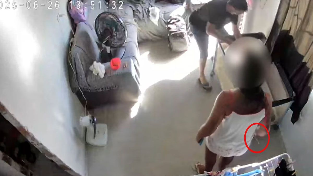 La mujer apuñaló a su exmarido y mantiene el cuchillo en la mano. El hombre, como última reacción, deja a su hijo en la cuna antes de dejar el cuarto y morir poco después. (Foto: Captura de TV)