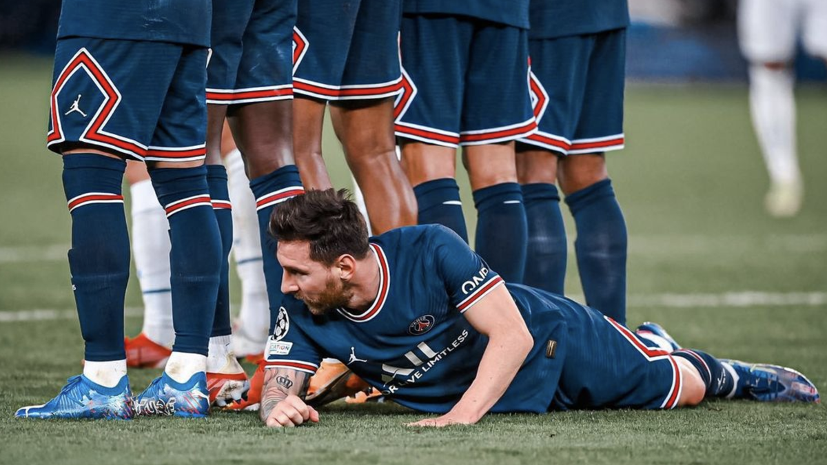 Lionel Messi haciendo el cocodrilo en el partido Paris Saint Germain vs el Manchester City