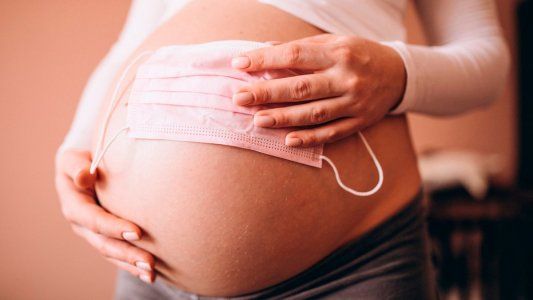 Embarazo y COVID: ¿qué se sabe hasta ahora y por qué serán tan importantes las mamás que estén en el primer trimestre?
