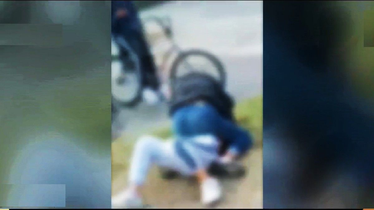 Violenta pelea. El hecho fue captado por un teléfono celular. Foto: captura Tv.&nbsp;