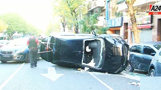 Choque de película en el barrio porteño de San Cristóbal: un auto volcó y dos personas resultaron heridas