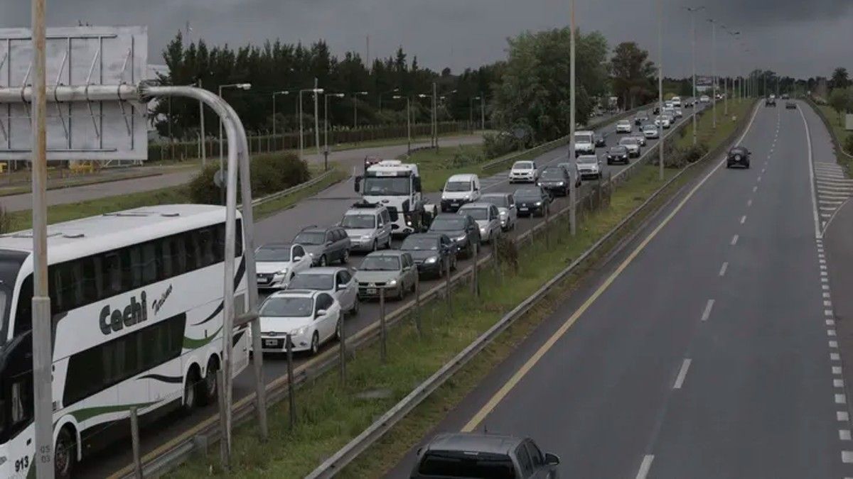 Largas filas de autos se ve desde las primeras horas de este jueves en la Ruta 2.&nbsp;