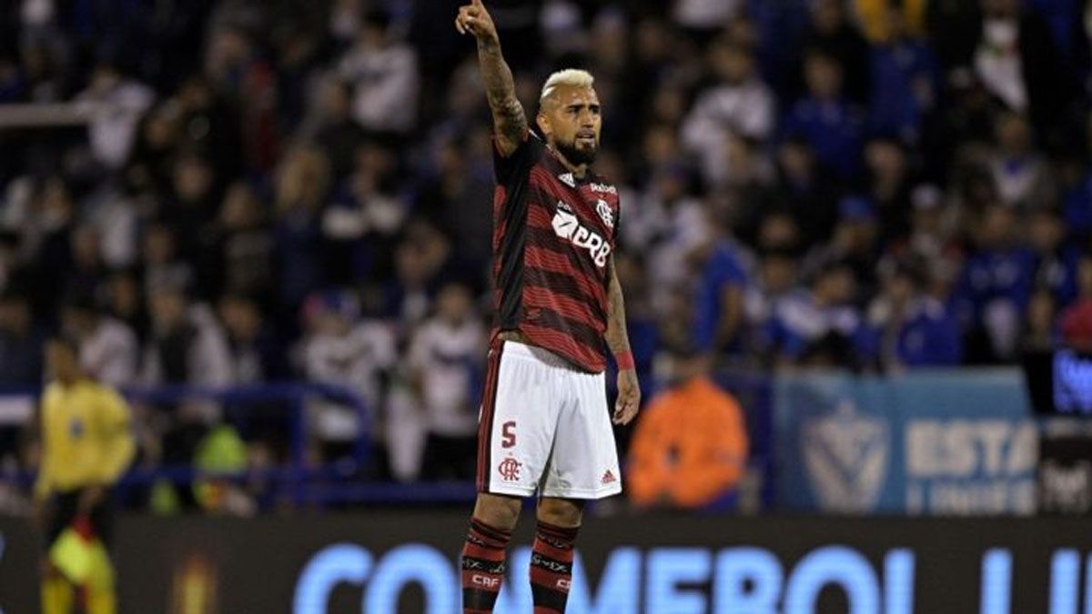 Arturo Vidal chicaneó a la hinchada de Vélez.&nbsp;