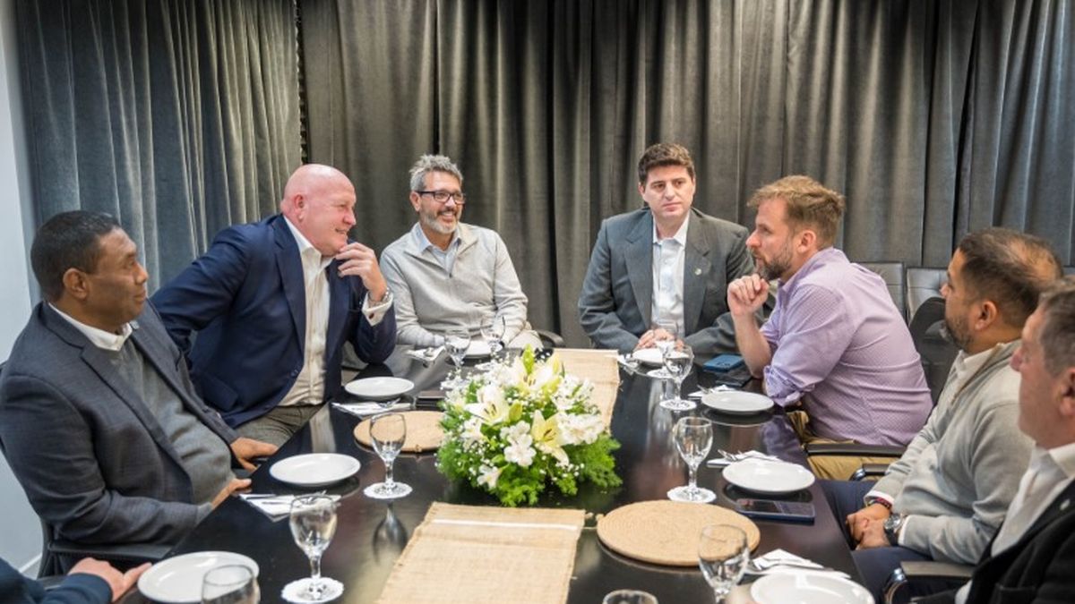 El Gobierno desvinculó a dos funcionarios por gastos millonarios en catering que incluían vinos caros y quesos gourmet.