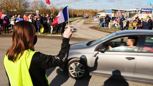 Francia: con marchas y acampes, miles de antivacunas intentan bloquear las calles de París