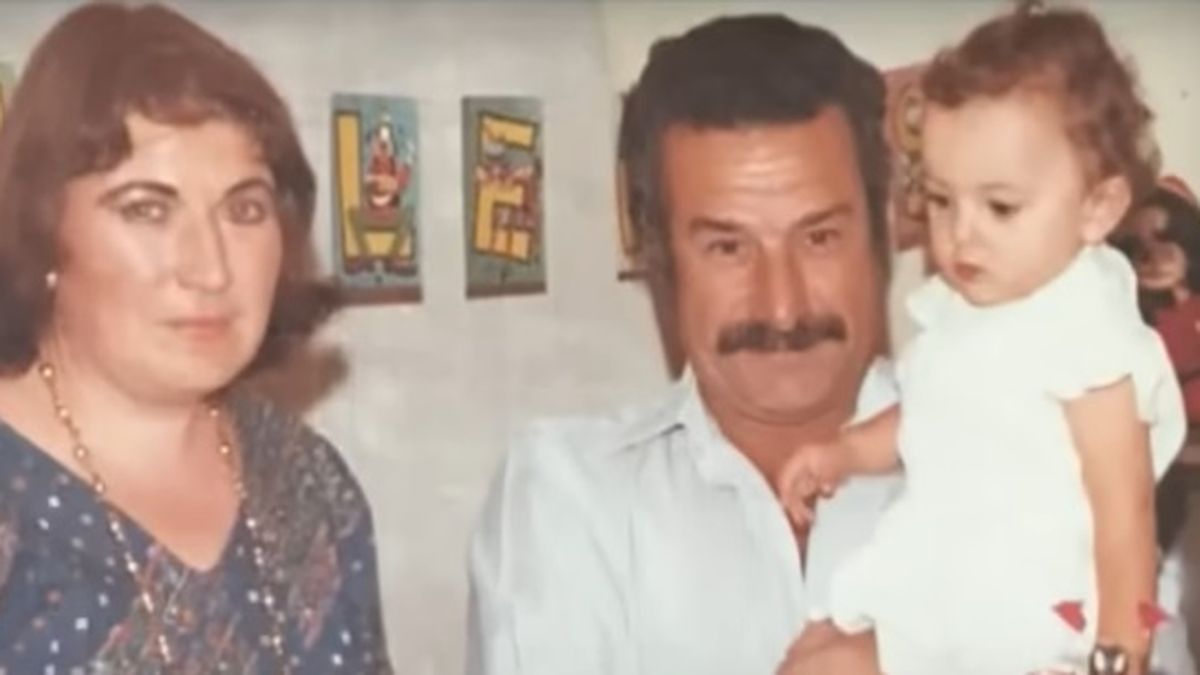 Damián Betular con mamá Carmen y papá Néstor, en su casa de Dolores. 