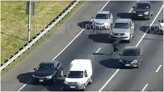Persecución policial de película: se lanzó del vehículo robado en movimiento y cruzó la General Paz corriendo