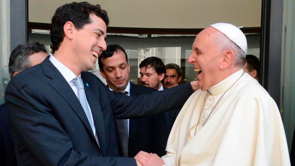 El Papa Francisco y Wado de Pedro cuando se reunieron por primera vez en el Vaticano en 2014 (Foto: archivo).