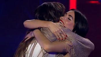 se quebro en vivo: una participante freno su performance en la voz argentina y lali esposito salio al rescate