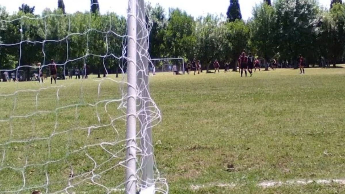 Tragedia: jugaba al fútbol con sus amigos, recibió un pelotazo en el estómago y murió