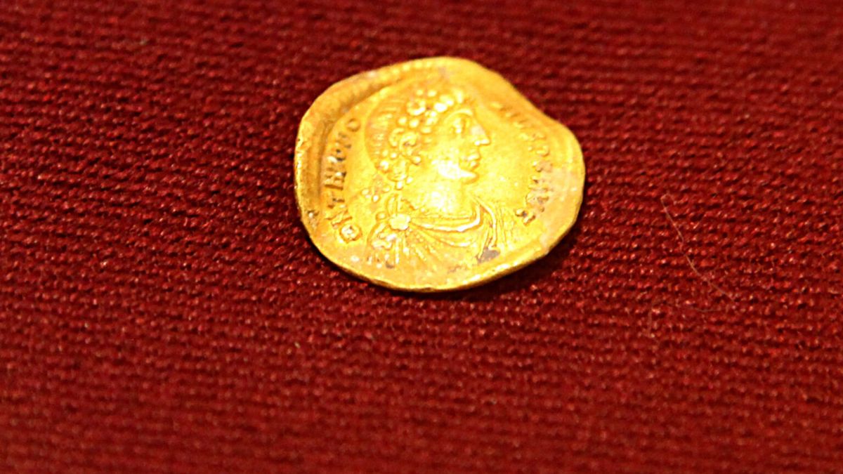 Dos turistas encontraron 53 monedas de oro de la época del Imperio Romano