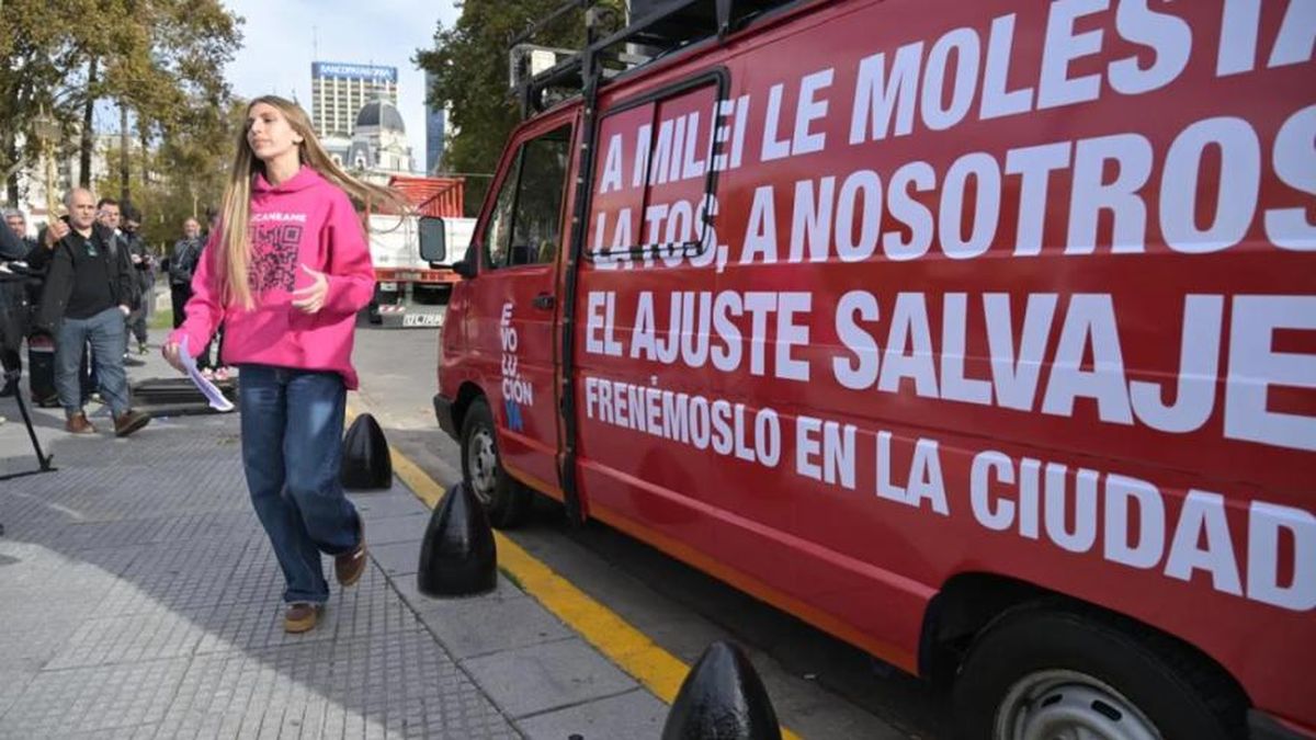 Días atrás Levy con la misma camioneta con la inscripción contra Milei. (Fuente: redes).