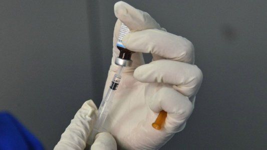 Por una enfermedad inexplicable en un voluntario, Johnson & Johnson frena las pruebas de su vacuna contra el COVID