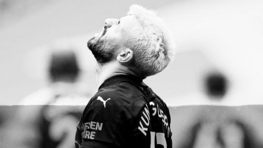 Guardiola confirmó que Agüero se volvió a lesionar y padece una molestia muscular en el tendón de la corva