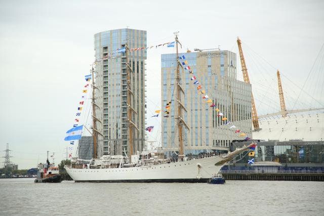Tras 17 años, la Fragata Libertad ancló en el puerto de Londres