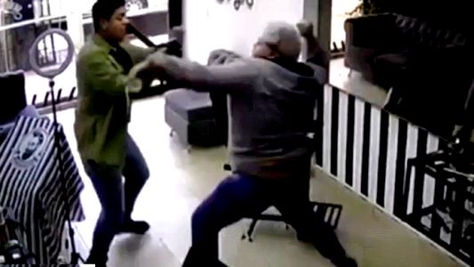 Video | Insólito robo en Mendoza: quiso asaltar una barbería y terminó diciendo que era una joda