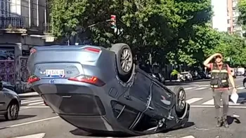 Impactante choque y vuelco en San Cristóbal: dos heridos y demoras en la avenida San Juan