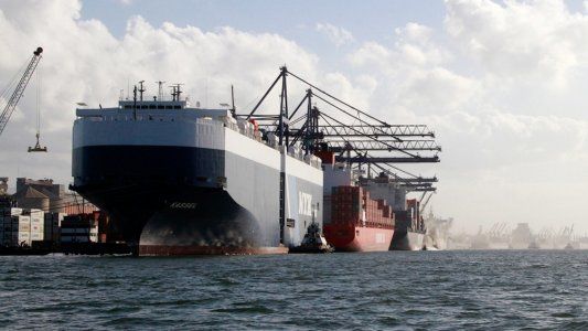 Por el derrumbe de importaciones, en abril hubo un superávit de US$ 1131 millones