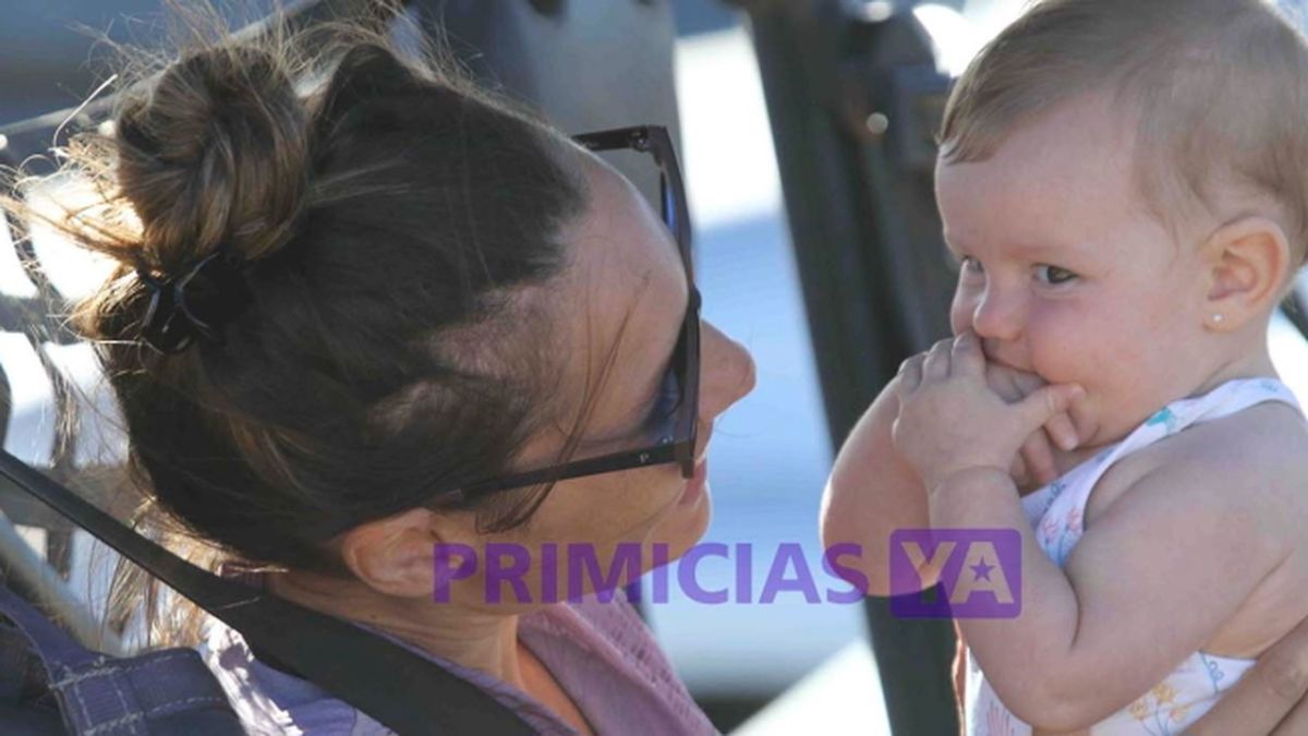 Pampita y su beba de 6 meses viajaron solas al este uruguayo por compromisos laborales de la modelo y empresaria. 