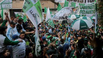 En un clima tenso por la situación judicial de Pablo Moyano, Camioneros se moviliza y amenaza con el paro