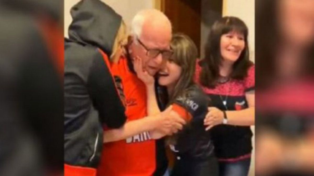 Chiche y un momento que jamás olvidará en pleno festejo por el título de Colón en la Copa de la Liga.