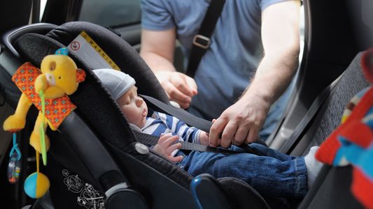 Viajar en auto con bebés y chicos: las medidas de seguridad para que estén protegidos y evitar una tragedia