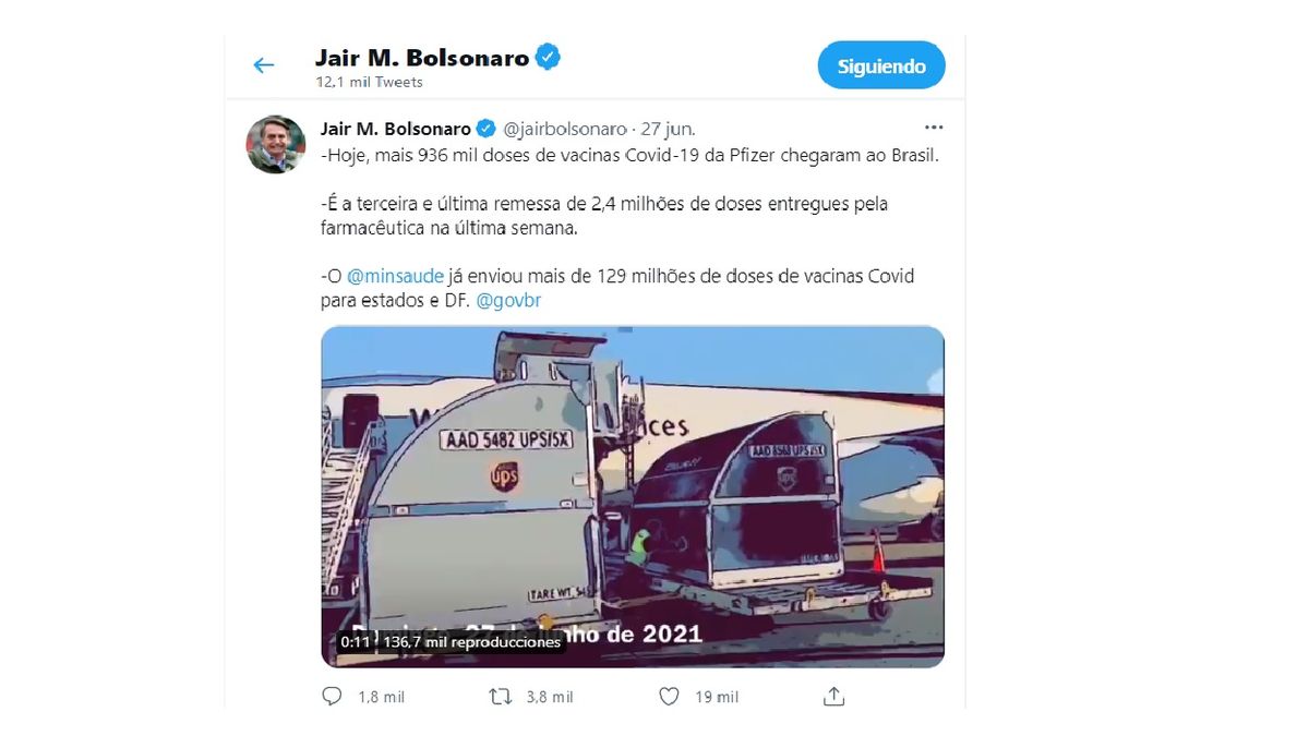 Bolsonaro se defiende con los tuis de las llegadas de vacunas de Pfizer (Foto: Cuenta de Twitter de Bolsonaro)