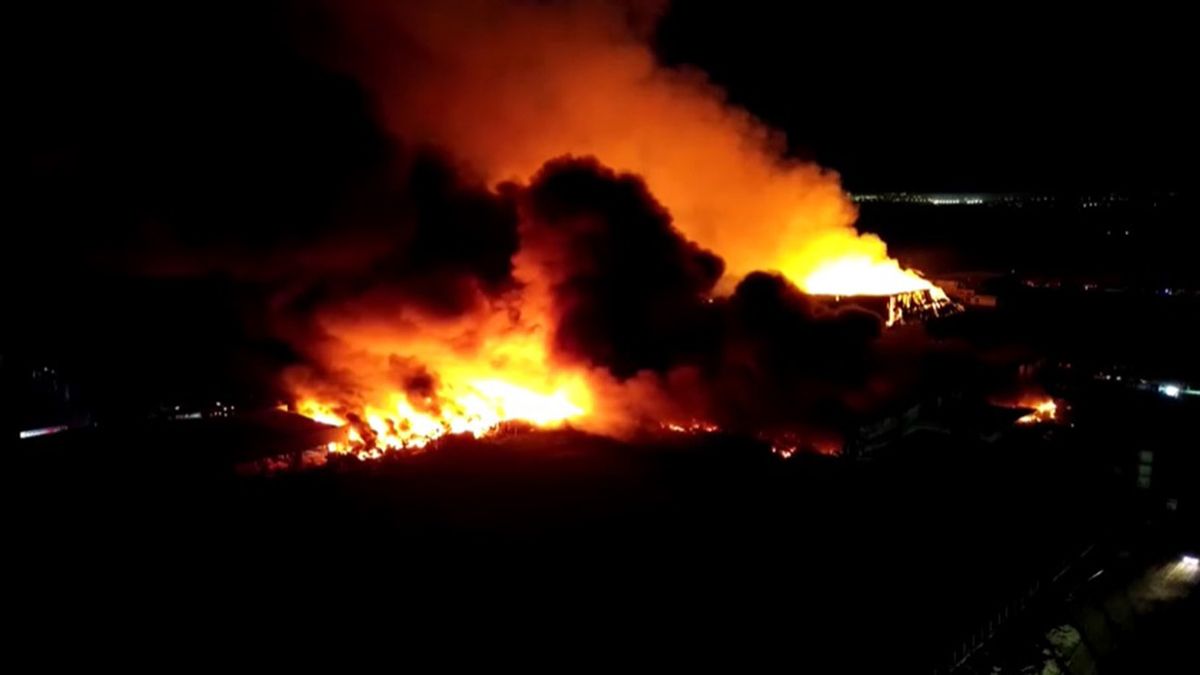 “Salimos al patio y ahí escuchamos la explosión. Fue como un trueno después de un relámpago”, precisó un vecino de Ezeiza. (Foto: Reuters)