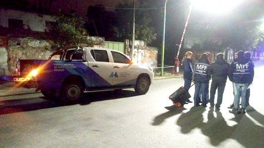 Mataron de un balazo a un ladrón que entró a robar con su hijo una casa