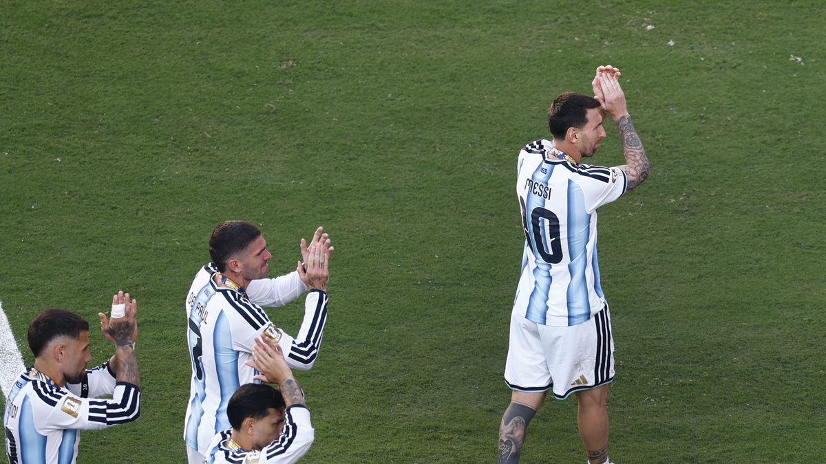 La selección argentina permaneció en el campo de juego durante toda la ceremonia de premiación y acompañó el momento en que el conjunto español levantó la Copa del Mundo. (Foto: Reuters)