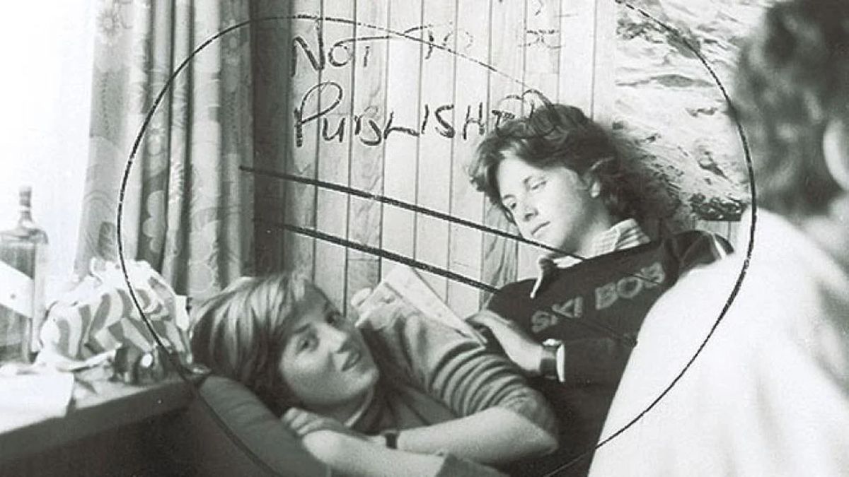 Foto de Diana con un amigo en su departamento. Apareció al mismo tiempo del anuncio de su compromiso con Carlos y se remató en una subasta (Foto: Archivo)