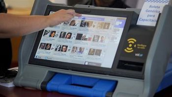 Multas por ausentismo, recuento de votos y una votación suspendida: los detalles logísticos de la elección en CABA