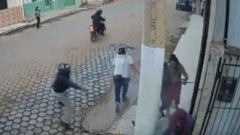 Video escalofriante: un poste salvó a un hombre de ser acribillado a tiros
